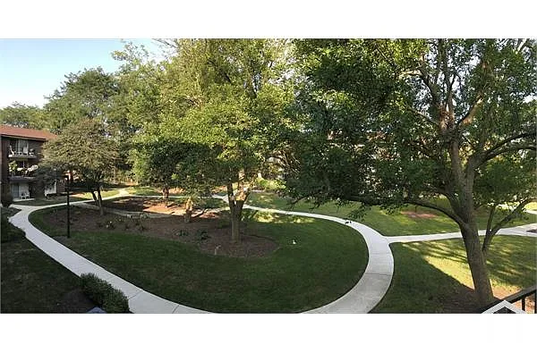 Building Photo - 5S070 Pebblewood Ln #F5