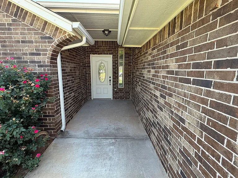 215 Tuscany Cir — Photo 2