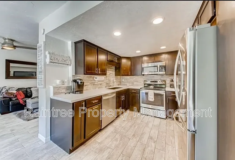 671 Ascot Dr — Photo 5