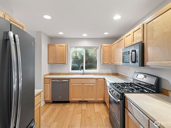 4th image of 3259 Northlake Way NW