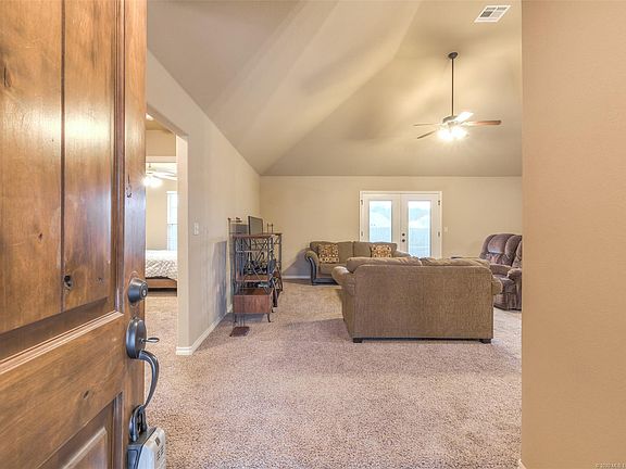 4th image of 1441 W Ross Ave