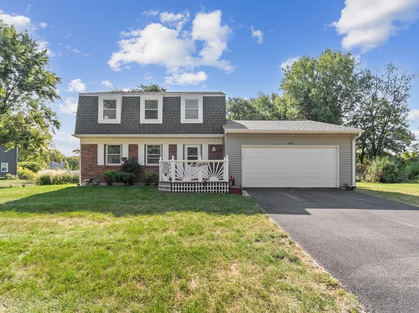 230 Ridgefield Ln, Naperville, IL 60565