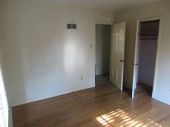 1st bedroom - Main Floor