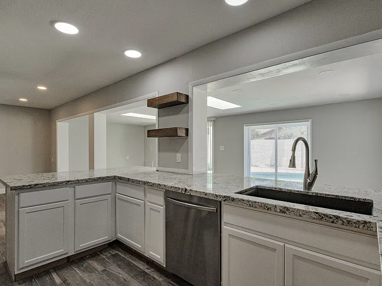 1602 E Weathervane Ln — Photo 5