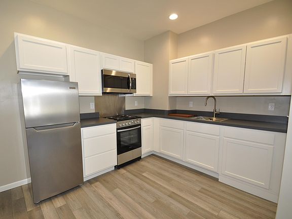 3rd image of 629 Carroll St Unit 28