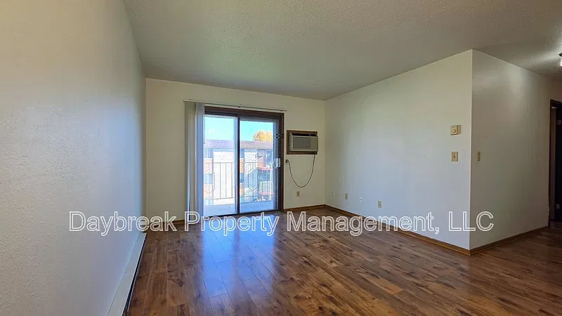 2 bed, 1.0 bath, $865 — Photo 3
