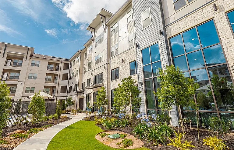 Brea Luxury Apartments — Photo 4