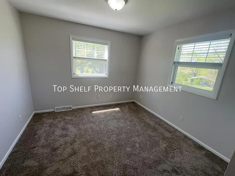 308 SW Westview Dr — Photo 4