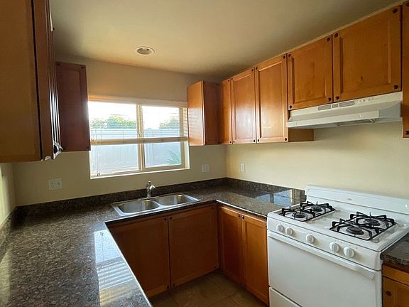 5th image of 480 W Grand Ave #202
