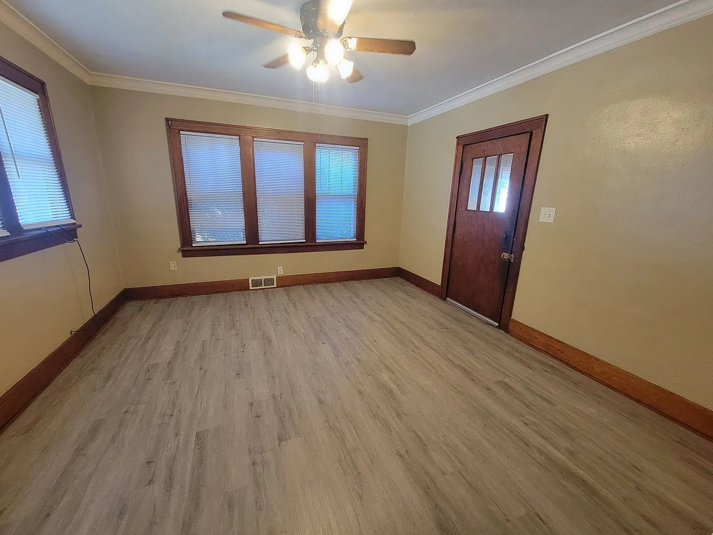 Spacious and Ready 3-4 Bedroom 1.5 Bath — Photo 2