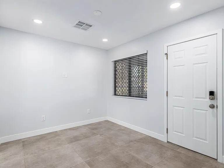 7431 E Coronado Rd — Photo 4