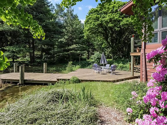 5th image of 2491 Lakeshore Dr