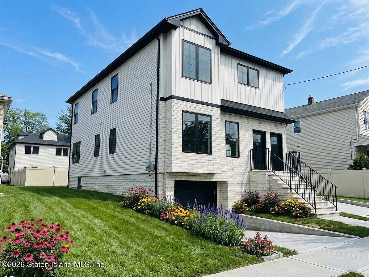 3 bed, 2.0 bath, 2400 sqft, $3,300 — Photo 1