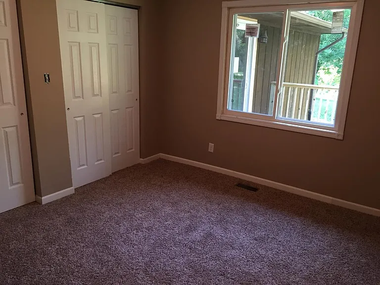 1289 Stratford Dr W — Photo 13