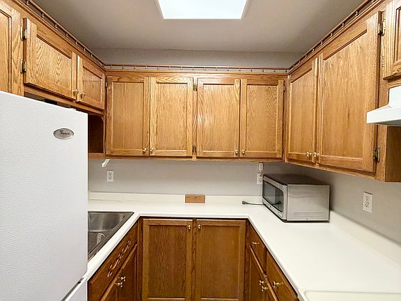 4th image of 305 Lake St APT 19