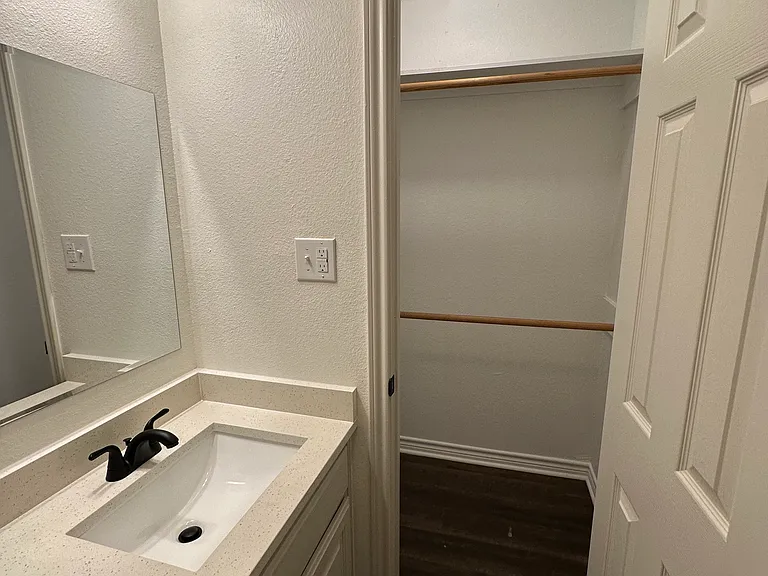 809 Sabine St — Photo 11