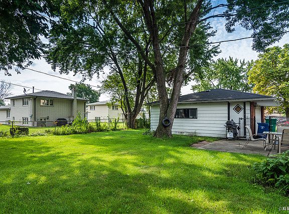 5th image of 8433 Neenah Ave
