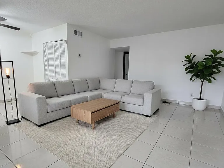 1201 SW 52nd Ave #202-2 — Photo 5