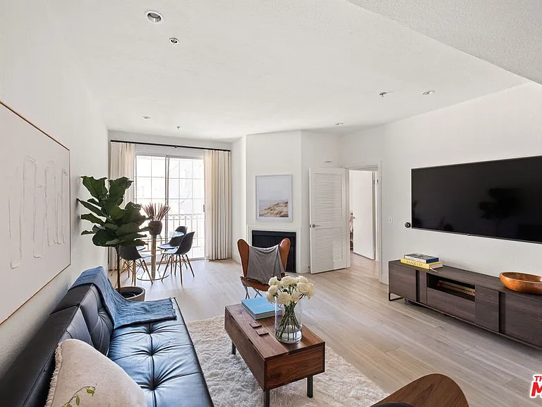 585 N Rossmore Ave #506 — Photo 1