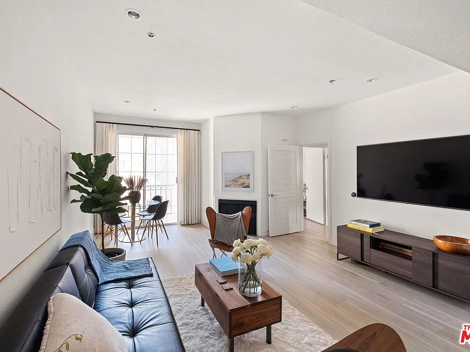 585 N Rossmore Ave #506