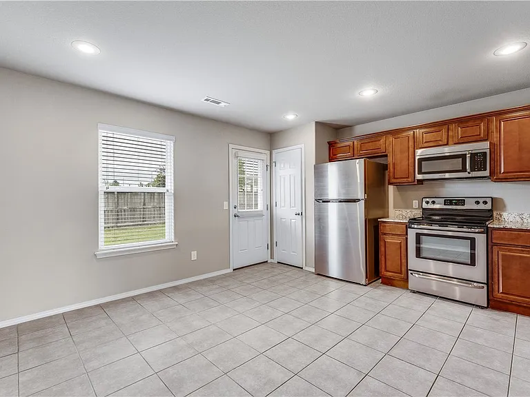 705 SW River Rock St — Photo 9