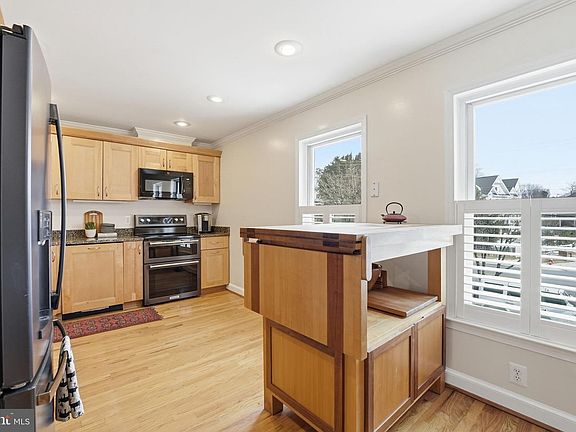5th image of 1566 Westmoreland St