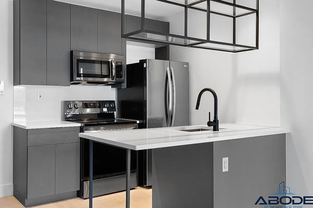 458 East 25th Street — Photo 3