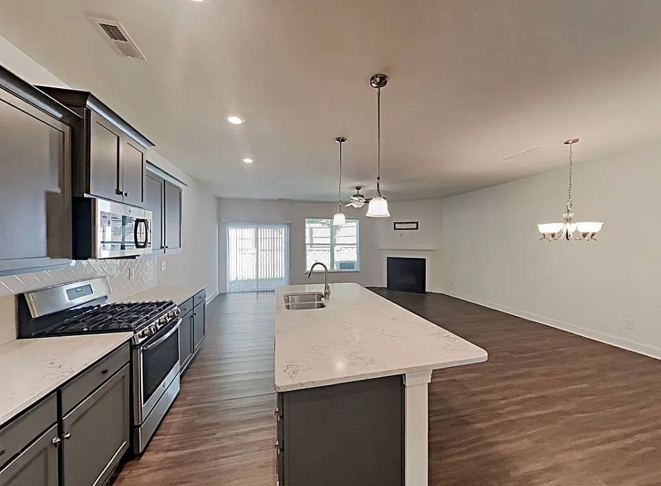 3 bed, 2.5 bath, 1877 sqft, $2,050 — Photo 3