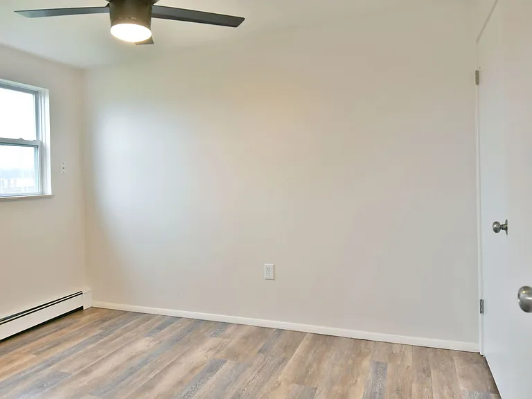 560 Gladys St — Photo 15
