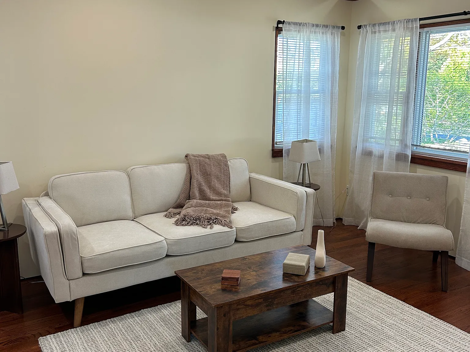 2 bed, 872 sqft, $4,000 — Photo 3