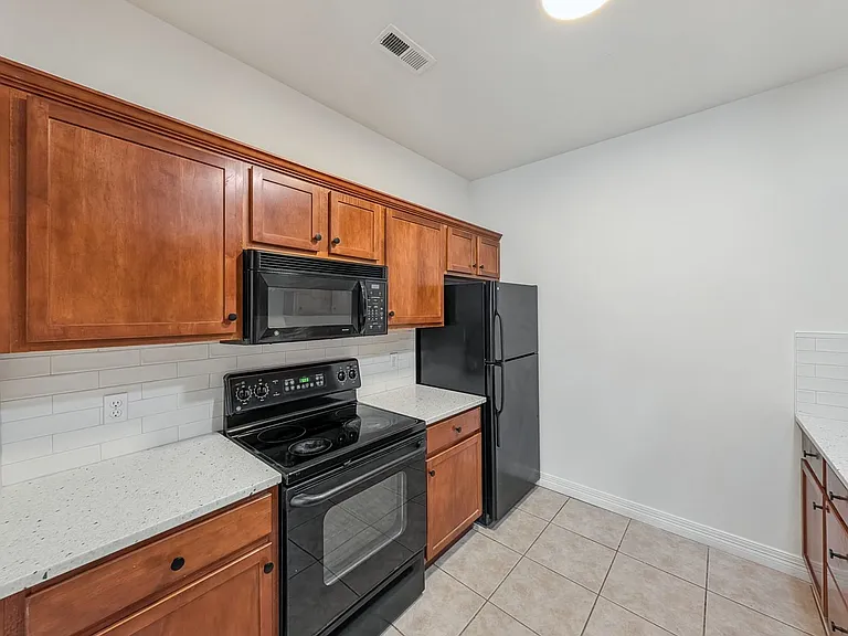 904 W Dixson St — Photo 10