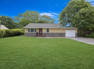 9 Marvin Ln, Commack, NY 11725