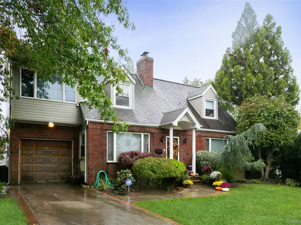 11 Avon Road, Hewlett, NY 11557