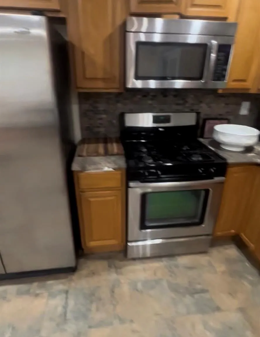 3 bed, 1.5 bath, 2492 sqft, $4,000 — Photo 3