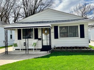 2181 Ridgemont Rd, Grosse Pointe Woods, MI 48236