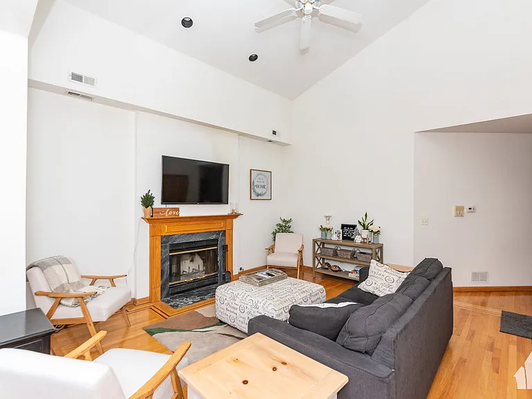 1940 W Diversey Pkwy #1W — Photo 5