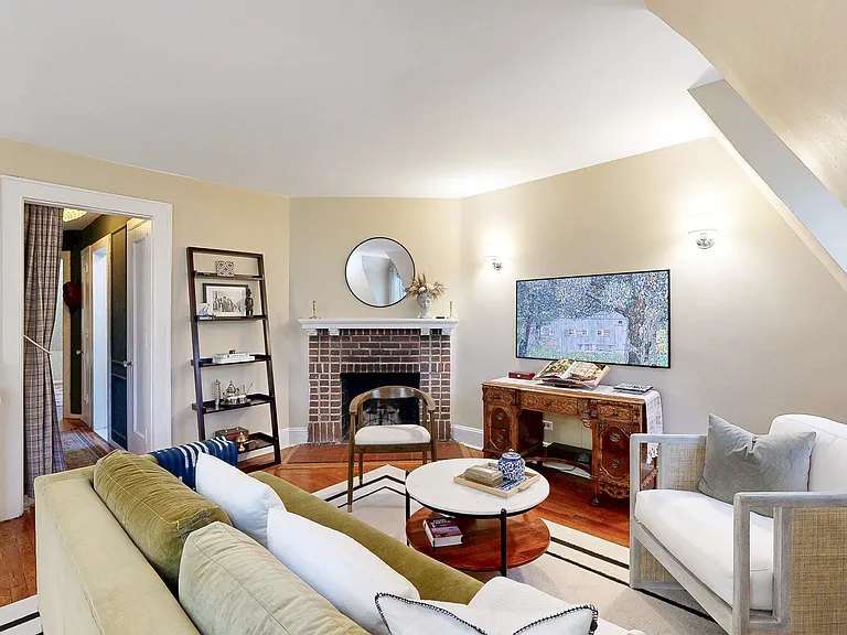291 Burns St #2 — Photo 5