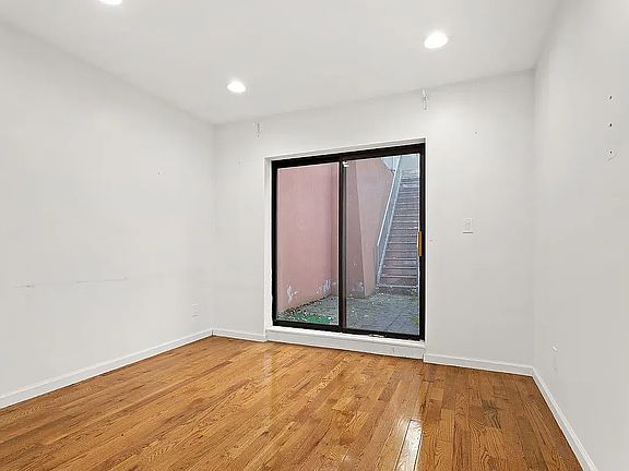 3rd image of 369 W 126th St APT 1