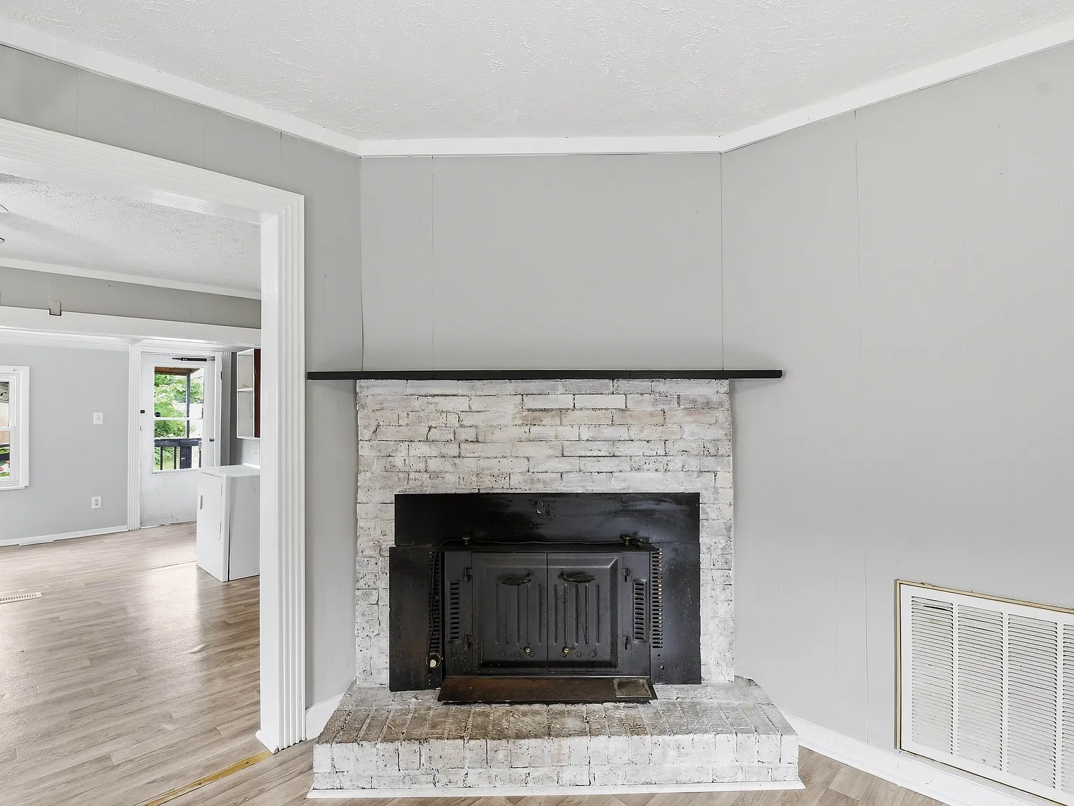 2 bed, 915 sqft, $999 — Photo 2