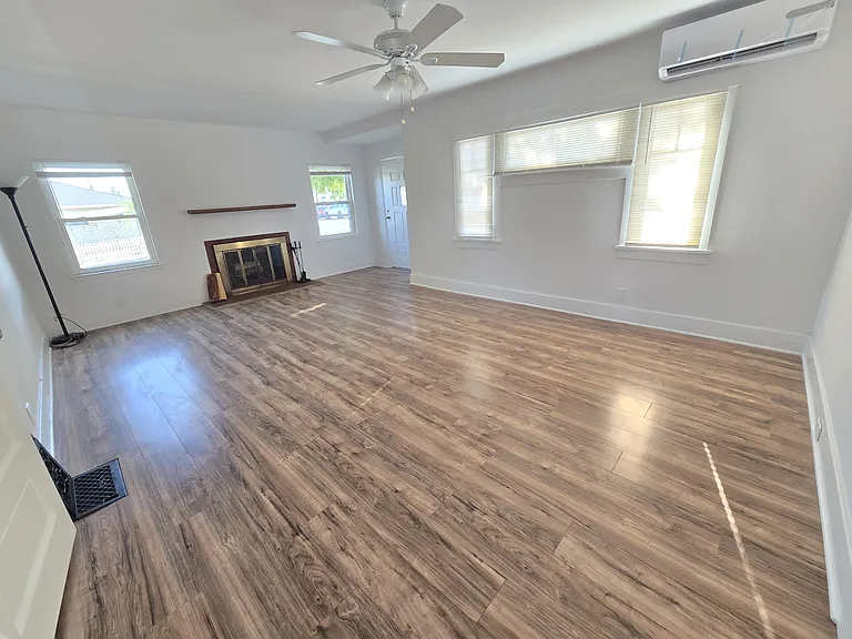 203 E Elm St — Photo 3