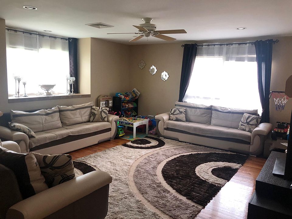 LIVING ROOM - PHOTO OF IDENTICAL APARTMENT. APARTMENT DOES NOT COME FURNISHED
