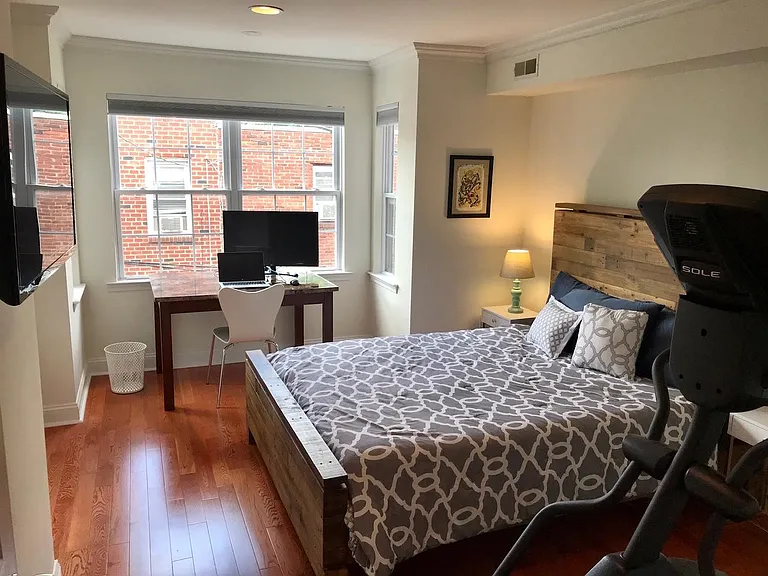 2nd floor bedroom #1 (front of house) (queen size bed)