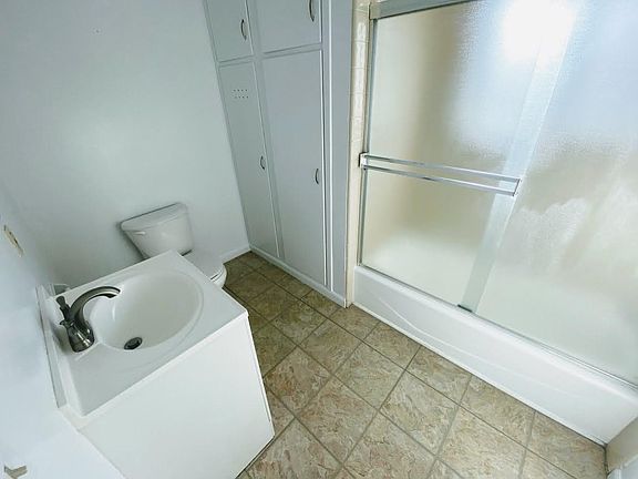 3rd image of 2546 Robinson Ave