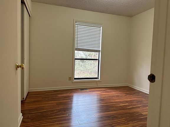 3rd image of 335 Heather Ct