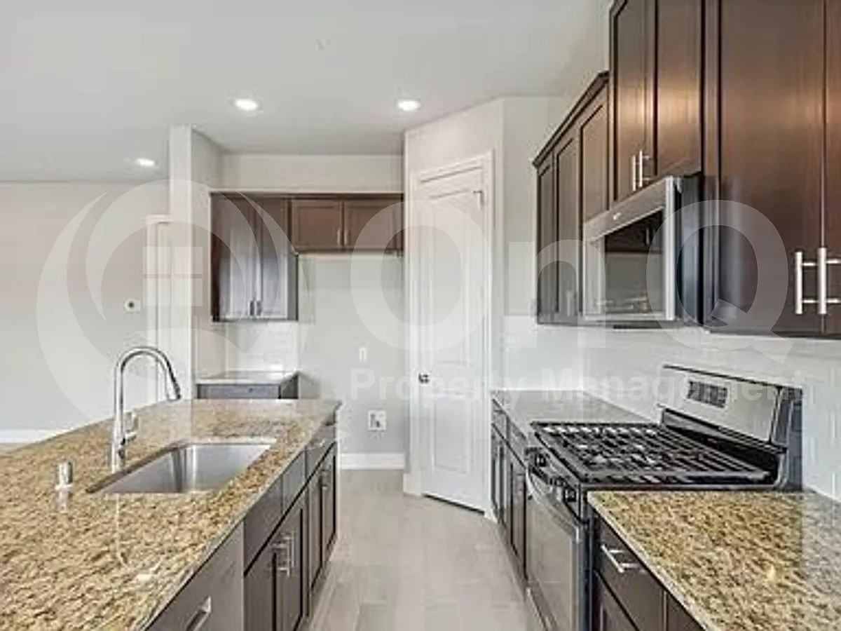 4 bed, 3.5 bath, 3289 sqft, $3,225 — Photo 4