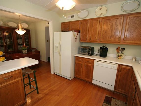 2nd image of 1575 Pleasant Valley Ct #B