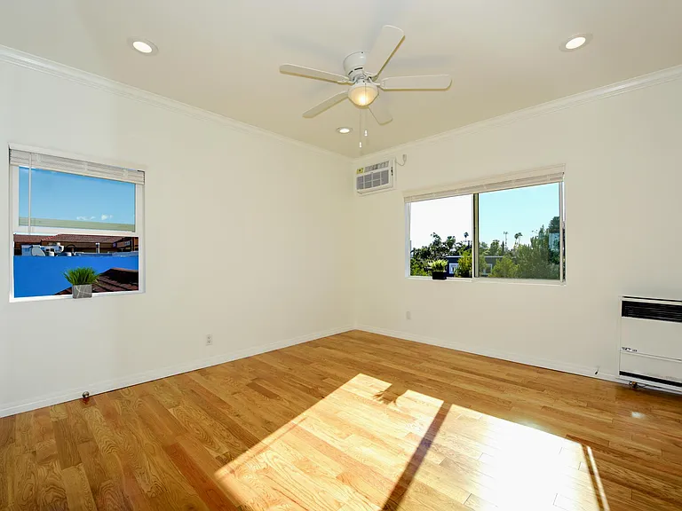 1650 Winona Blvd #4 — Photo 2