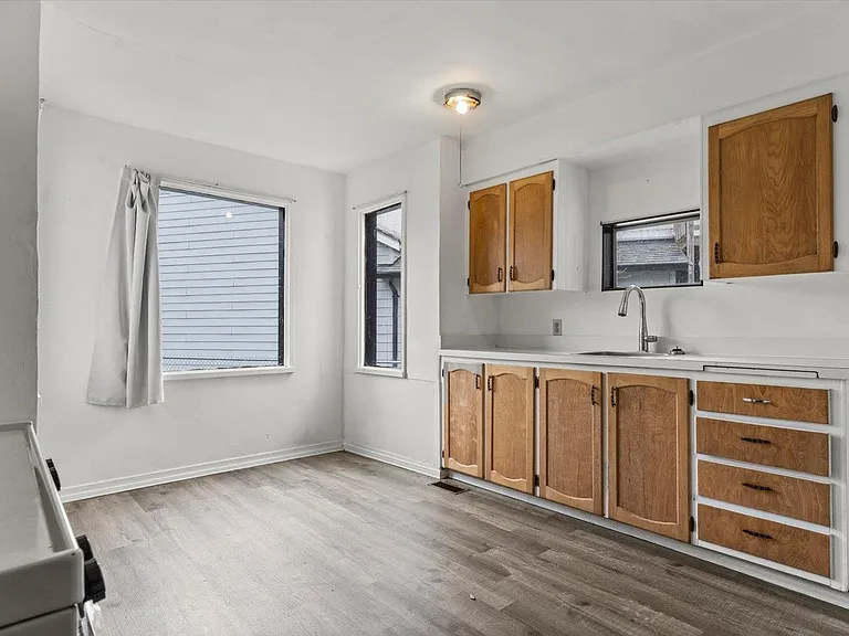 231 Spruce St — Photo 8