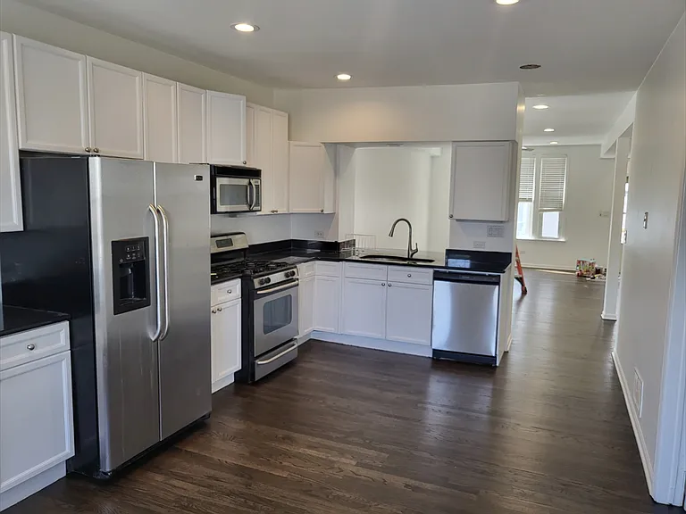 2114 W Melrose St — Photo 2