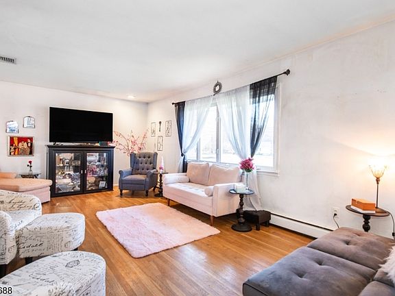 5th image of 127 Horseneck Rd